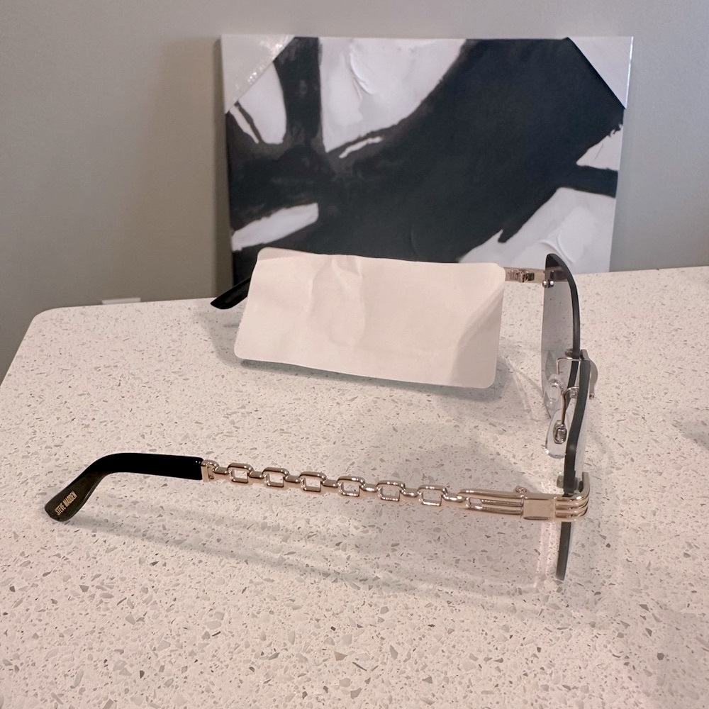 Steve Madden Sunglasses & Case - Picture 3 of 6